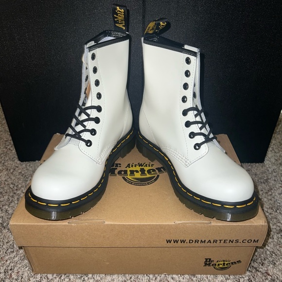 New Dr. Martens 1460 Women’s Smooth Leather Lace Up Boots - Picture 1 of 6